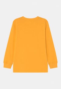 Langarm-T-Shirt in leuchtendem Gelb. Aus glattem Baumwollstoff, mit Rundhalsausschnitt und gerippten Bündchen. Keine sichtbaren Drucke oder Muster.
