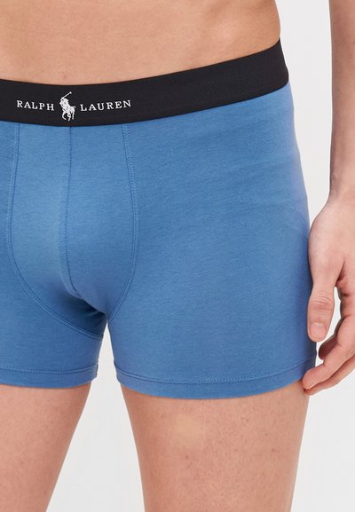 Modre bombažne kratke hlače z mehkobo, ki imajo črn elastičen pas z napisom "RALPH LAUREN" v beli barvi.