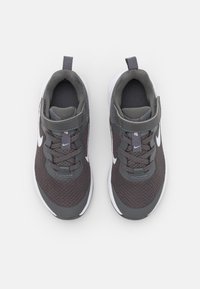 Nike Performance NIKE REVOLUTION 6 (PSV) - Sapatos para corrida em estrada - iron grey/white/smoke grey