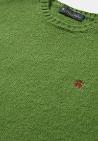 Grüner gestrickter Pullover mit strukturiertem Finish, ausgestattet mit einem gerippten Rundhalsausschnitt und einem kleinen roten Logodetail. Hergestellt aus weichem Wollmaterial.