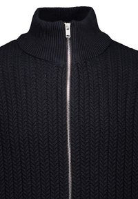 Pull noir en maille avec un col côtelé haut et une fermeture éclair centrale argentée, avec un motif torsadé.