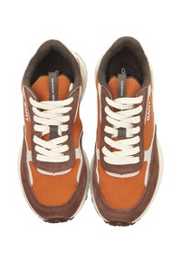 Braune und orange Sneakers mit einem strukturierten Wildleder- und glatten Stoff-Obermaterial, weißen Schnürsenkeln und einer gepolsterten Sohle. Enthält ein Logo an der Seite.