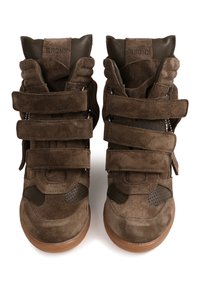 Ζευγάρι καφέ σουέντ αθλητικά παπούτσια υψηλού τύπου με τρεις λουρίδες βέλκρο και μαξιλαράκι στη γλώσσα, με ανάγλυφο το «BRONX» στη γλώσσα.