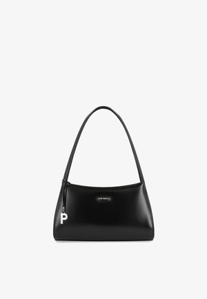 Sac à main en cuir noir avec une seule bandoulière et un pendentif argenté en forme de "P" suspendu sur le côté.