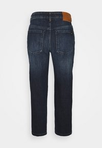 Jeans in denim blu scuro con taglio dritto, dotati di due tasche posteriori e un'etichetta in pelle marrone in vita. Nessun segno di usura visibile.