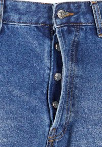 Shorts en denim à taille haute, en tissu bleu, avec fermeture à bouton en métal argenté et couture orange contrastante le long des coutures.