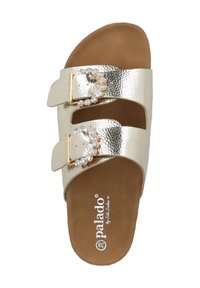 Gouden metalen schuifsandaal met twee verstelbare banden met rhinestone-accenten, een zachte bruine voetbed en een textuur oppervlak.