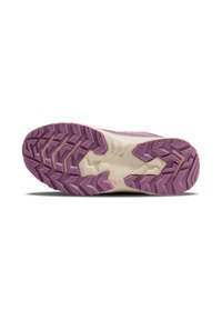 Sål af en sneaker med pink og beige gummisål, der har dybe riller og geometriske mønstre for bedre greb.