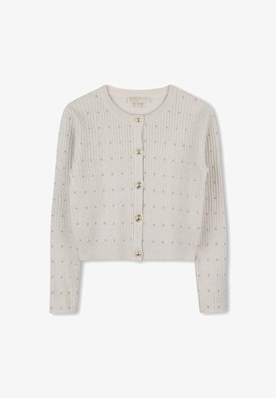 Cardigan de malha canelada bege com mangas longas, adornos de tachas douradas e cinco grandes botões redondos dourados na frente.