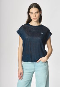 T-shirt blu navy a maniche corte in materiale leggero con scollatura rotonda e piccolo logo ricamato sul petto.