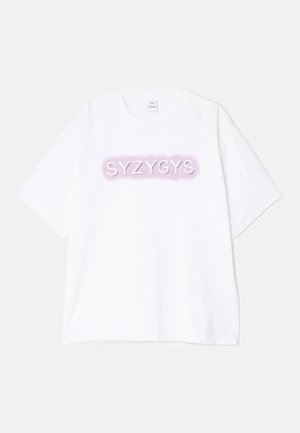 T-shirt bianco in cotone con testo a gradiente rosa "SYZYGYS" in un carattere bold. Maniche corte e scollo rotondo con vestibilità comoda.