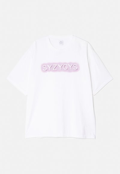 Witte katoenen T-shirt met een roze gradiënt tekst "SYZYGYS" in een vetgedrukt lettertype. Korte mouwen en een ronde halslijn met een ontspannen pasvorm.