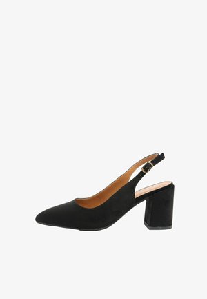 Chaussure slingback pour femme en daim noir avec bout pointu, talon carré et bride à boucle dorée sur fond blanc.