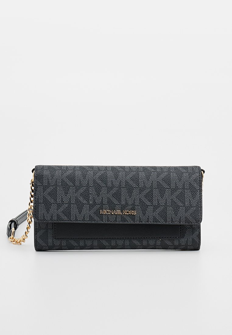 Zwarte clutch tas met een gemusterde stof buitenkant, gouden kettinghengsel en een slank ontwerp met een logo-plaatje.