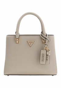 Sac à main beige texturé avec deux poignées supérieures, quincaillerie dorée et une étiquette logo. Présente un emblème triangulaire avec logo à l'avant.