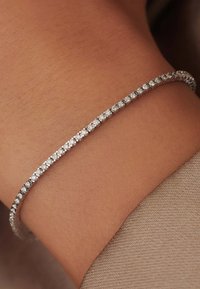 Isabel Bernard Armband - weißgoldfarben