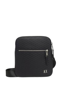 Borsa a tracolla nera con texture intrecciata, tasca con zip e dettagli in metallo argentato. Presenta un logo nell'angolo in basso e una tracolla regolabile.