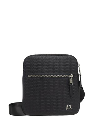 Borsa a tracolla nera con texture intrecciata, tasca con zip e dettagli in metallo argentato. Presenta un logo nell'angolo in basso e una tracolla regolabile.