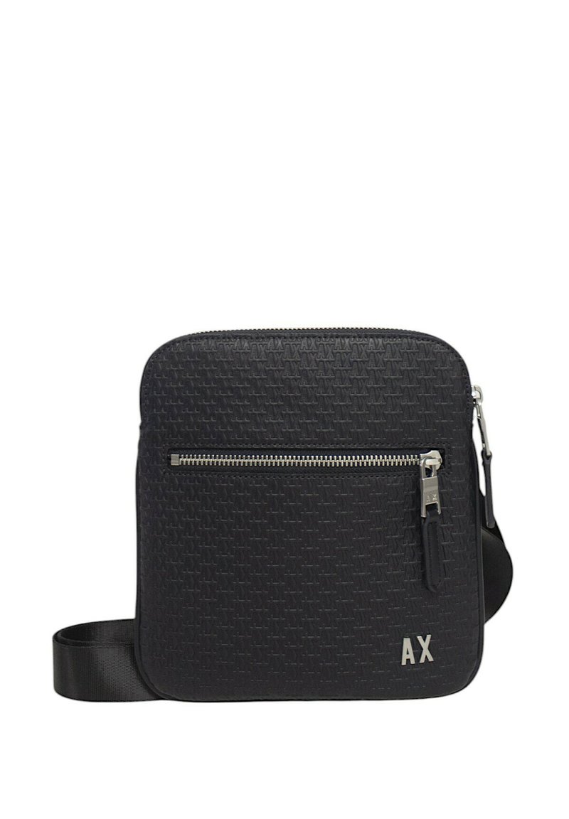 Borsa a tracolla nera con texture intrecciata, tasca con zip e dettagli in metallo argentato. Presenta un logo nell'angolo in basso e una tracolla regolabile.