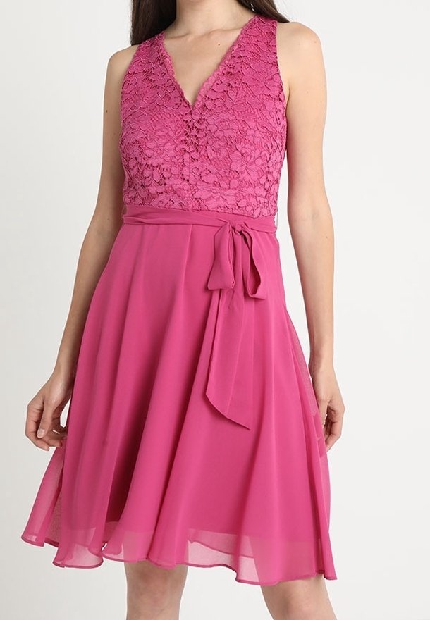 Rosa klänning med spetsliv och V-ringning, med en figursydd midja och flödande kjol. Inkluderar en knuten sashes detalj vid midjan.
