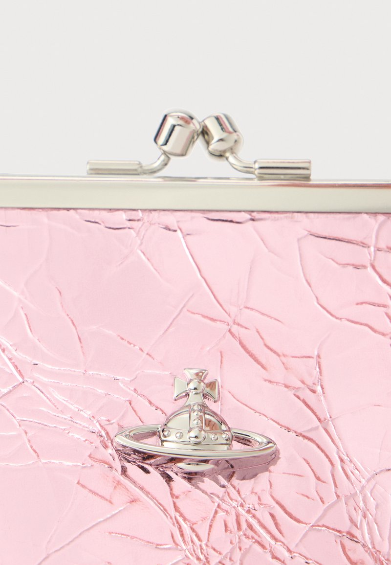 Rosa metallisk clutch med en skrynklig textur, med silverdetaljer och en dekorativ silverlås med en rosett.