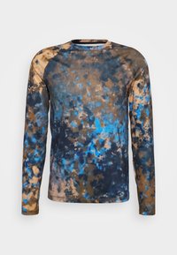 Cămașă cu mânecă lungă, prezentând un model tie-dye în culori albastre, maronii și bej. Textură netedă, cu guler rotund și mâneci raglan.