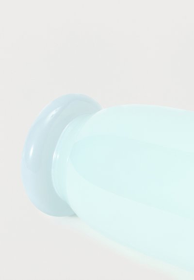 Ανοιχτό μπλε στρογγυλό βεντούζα προσαρτημένη σε λεία επιφάνεια, εμφανιζόμενη σε στενή λήψη με απαλό φωτισμό σε λευκό φόντο.