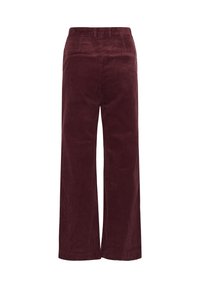 Pantalon large en velours côtelé bordeaux foncé avec poches passepoilées à l'arrière et passants de ceinture, vu de dos sur fond blanc.
