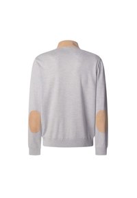 Hellgrauer Pullover mit Kragen, der braune Wildleder-Patches an den Ellbogen aufweist. Die Textur ist glatt und der Schnitt ist locker mit gerippten Bündchen und Saum.