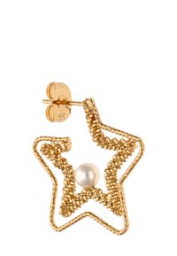 Złota kolczyk w kształcie gwiazdy z teksturowanym wzorem, z centralną białą perłą. Zabezpieczony zapięciem typu push-back.