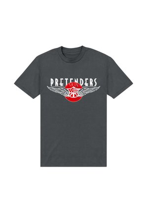 Donkergrijze katoenen t-shirt met de tekst "PRETENDERS" en witte vleugels met een rood cirkelontwerp in het midden. Korte mouwen, ronde hals.
