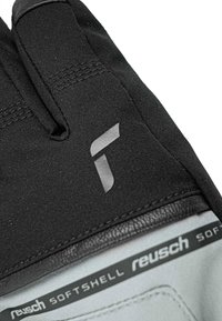 Guante de softshell negro con acentos de cuero, que presenta una superficie texturizada y un logo visible en la tela. Costuras reforzadas a lo largo de las uniones.