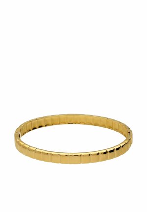 Gouden armband met vierkant segmentontwerp, glanzende afwerking en een sluiting op een witte achtergrond.