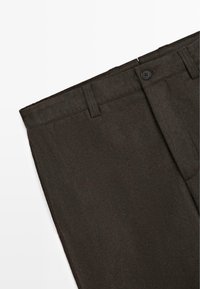 Ciemnobrązowe spodnie z gładkiej, teksturowanej tkaniny. Posiadają zapięcie na guzik, szlufki do paska oraz prostą nogawkę.