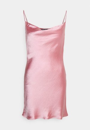 Vestido de slip em cetim rosa, com alças finas, decote em V e uma bainha fluida. A textura suave e o brilho subtil realçam o design.