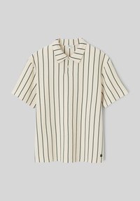 Polo à manches courtes en crème avec de fines rayures verticales vertes, doté un col replié et d'une patte de boutonnage à deux boutons.