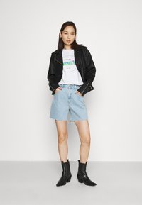 Levi's® THE PERFECT TEE - Camiseta estampada - gradient white