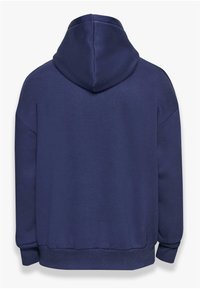 Granatowa bluza z kapturem wykonana z miękkiego materiału. Posiada długie rękawy, luźny krój oraz kieszeń kangurką. Bez widocznych logo ani grafik.