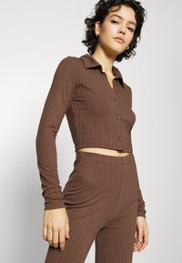 Nly by Nelly CUTE COLLAR SET - Calças - brown
