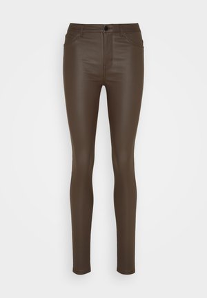 Bruna stretchbyxor med slim fit, som har en klassisk femficksdesign och en frontknäppning. Slät, blank yta.