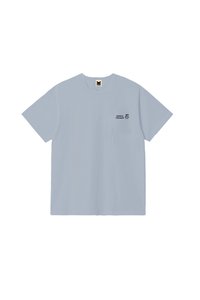 Ανοιχτό μπλε κοντομάνικο μπλουζάκι με μικρό μαύρο κείμενο "Japanese Takeaway" και γραφικό ενός μπολ με ξυλάκια στο αριστερό στήθος.