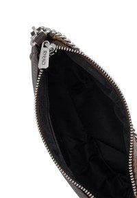 Borsetta in pelle marrone con zip argentata e interno in tessuto nero. Presenta un design intrecciato all'esterno e un'etichetta in metallo con logo.