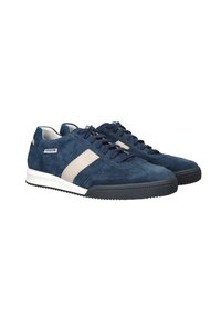 Blaue Wildledersneaker mit beigen Akzenten, abgerundeter Zehenpartie, schwarzer strukturierten Gummisohle und Schnürdesign. Mit einem Markenlogo an der Seite.