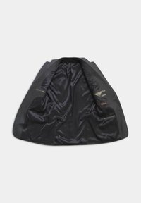 Cappotto grigio in lana con foderatura in satin nero lucido, dotato di tasche interne e una silhouette strutturata. Aperto per mostrare i dettagli interni.