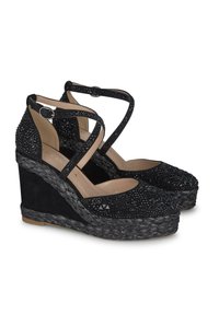 Sandali wedge neri con suola in juta intrecciata, parte superiore con perline, cinturino regolabile alla caviglia e design open toe. Tessuto testurizzato e finitura opaca.