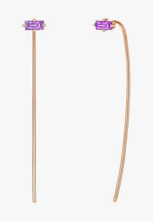 Ohrringe aus Roségold mit einem langen, dünnen Design und rechteckigen lila Edelsteinen an der Oberseite, die Klarheit und geometrische Akzente zeigen.