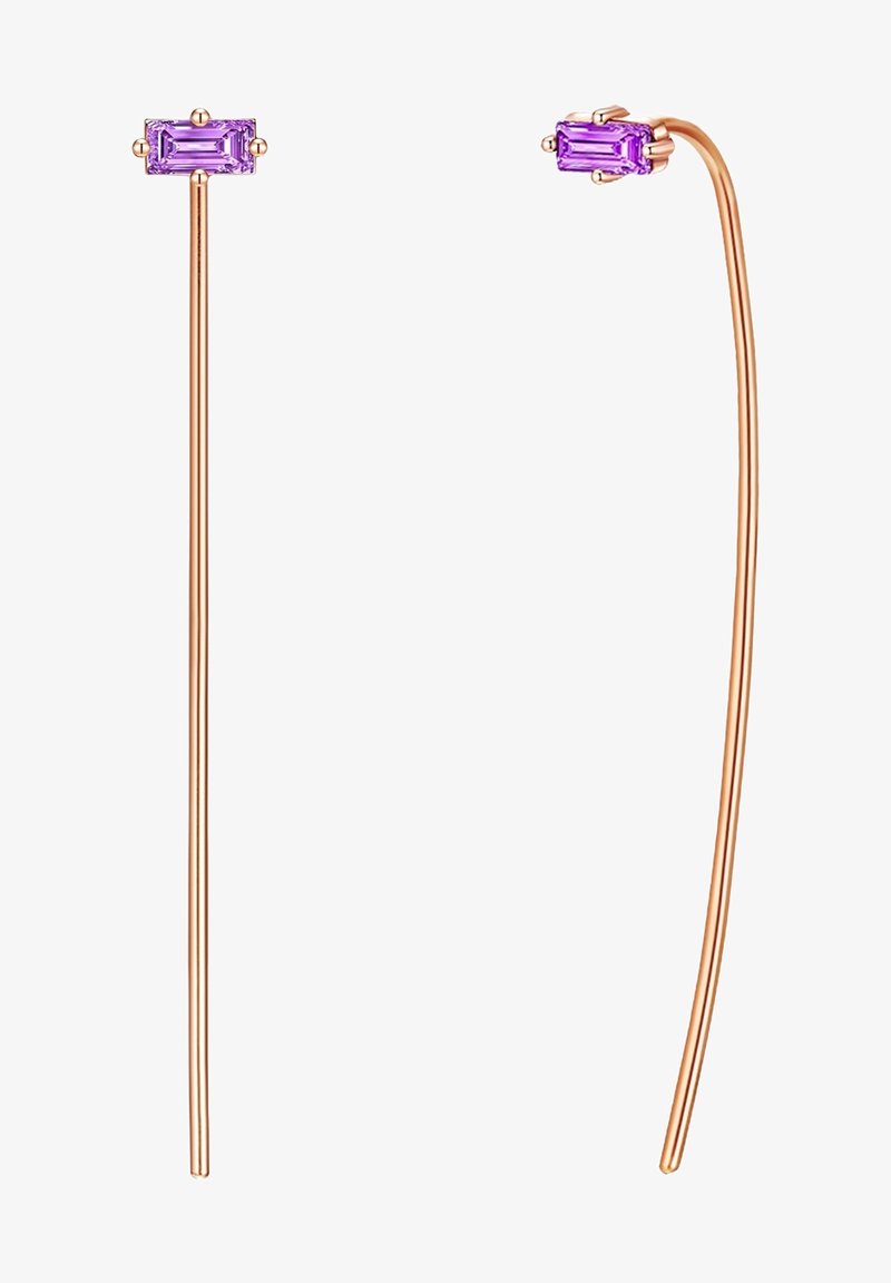 Fils d'oreilles en or rose au design long et fin, ornés de pierres précieuses rectangulaires violettes en haut, mettant en valeur leur clarté et des accents géométriques.
