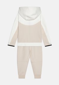 Nike Sportswear TECH UNISEX SET - Fato de treino - light orewood brown