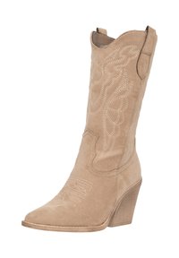 Bota vaquera de ante beige con punta afilada, patrón de ala cosido y tacón apilado. Cuenta con tiradores para facilitar su uso.