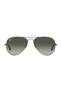 Occhiali da sole Ray-Ban modello aviator con lenti grigie scure a gradiente, montatura in metallo e ponte nasale accentuato. Punta delle aste in gomma nera per una migliore presa.